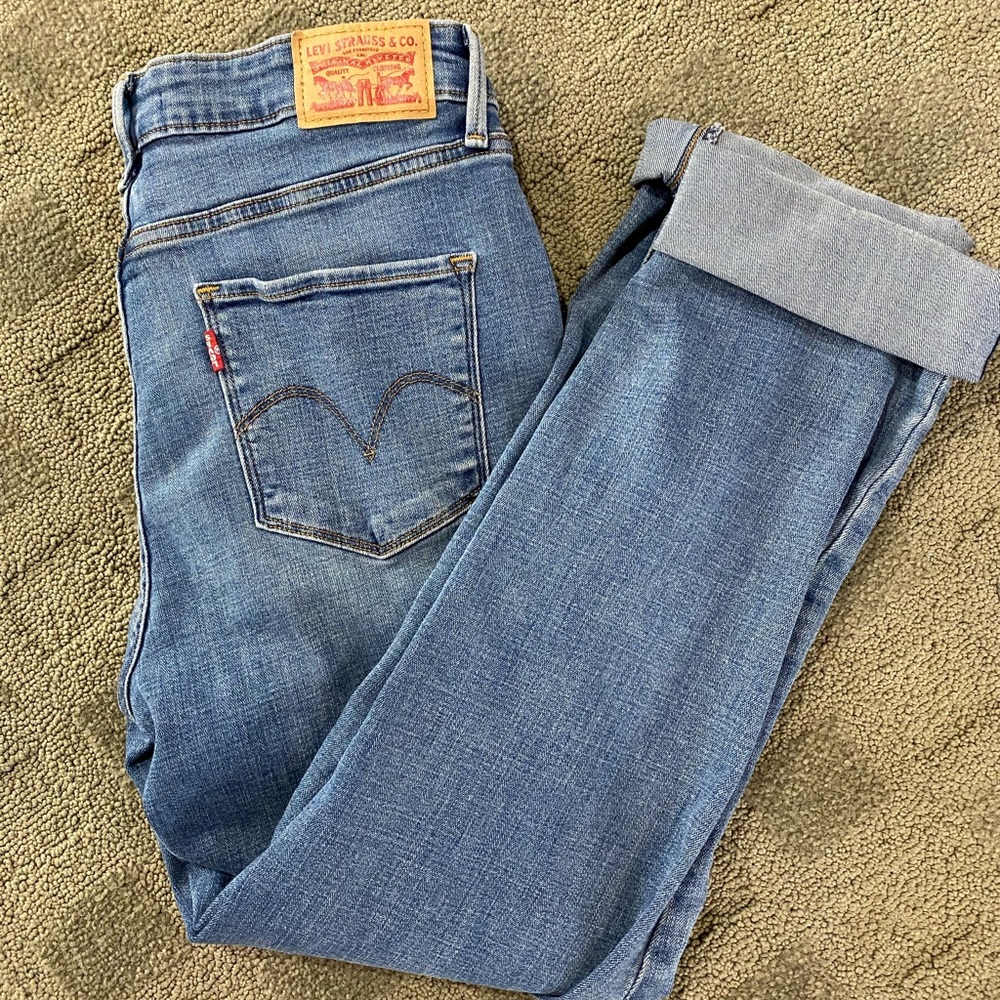 Levi Mid Rise Crop Skinny Jeans